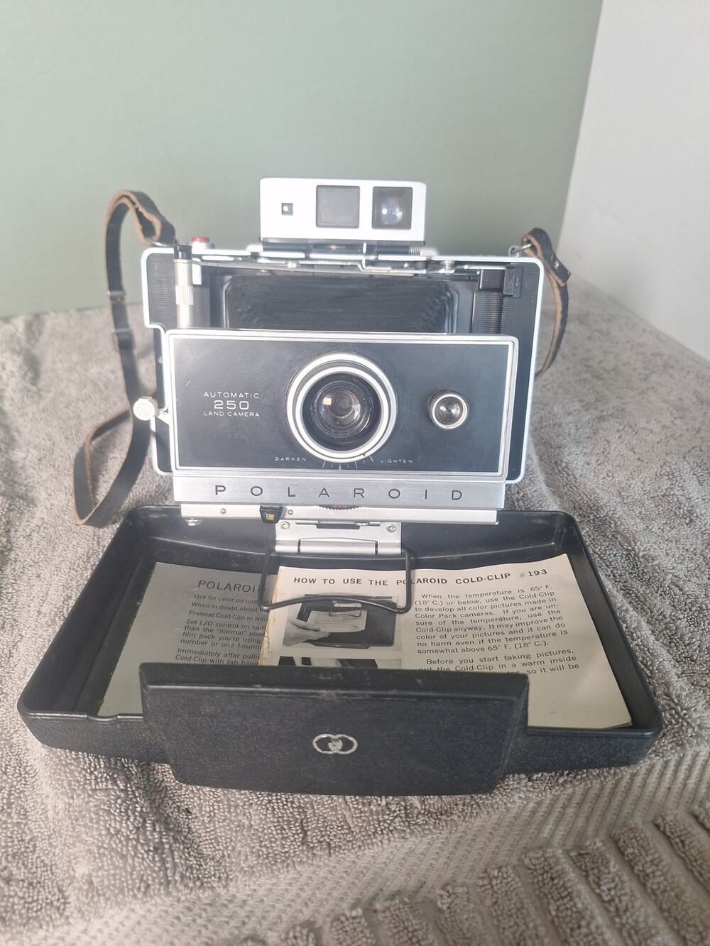 Polaroid Automatic 250 Land Camera w/ Cold Clip 193 Case Vintage - Very Nice